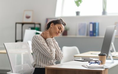 What causes chronic neck pain? Symptoms & natural solutions